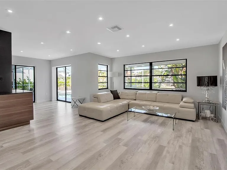 1649 Stanford Ln — Photo 6