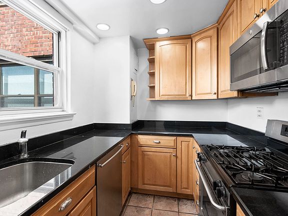 5th image of 300 E 71st St APT 11R