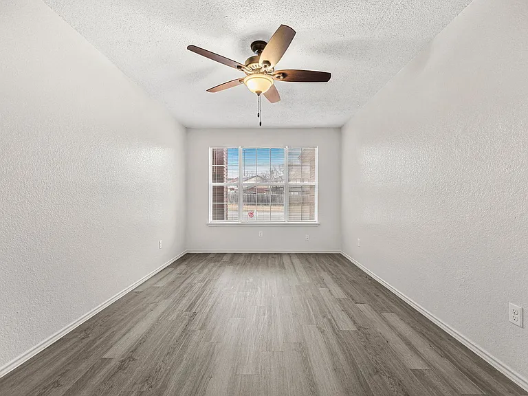 1005 Judy Ln — Photo 3