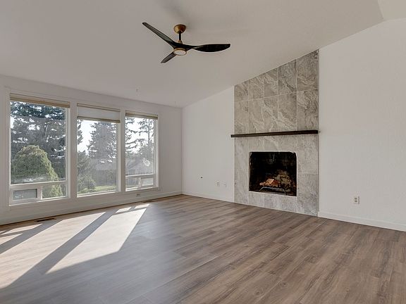 3rd image of 1293 Crescent Dr