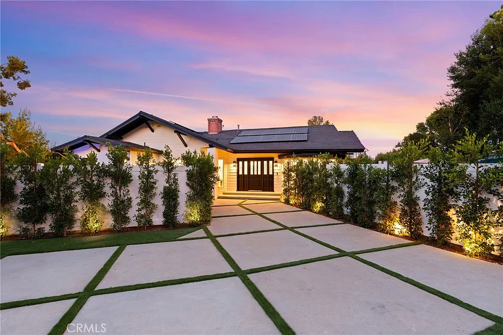 3 bed, 2.5 bath, 2008 sqft, $7,999 — Photo 3