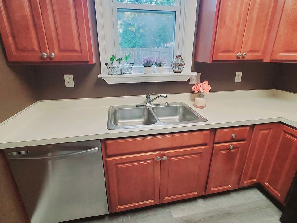 2nd image of 2321 Herr St