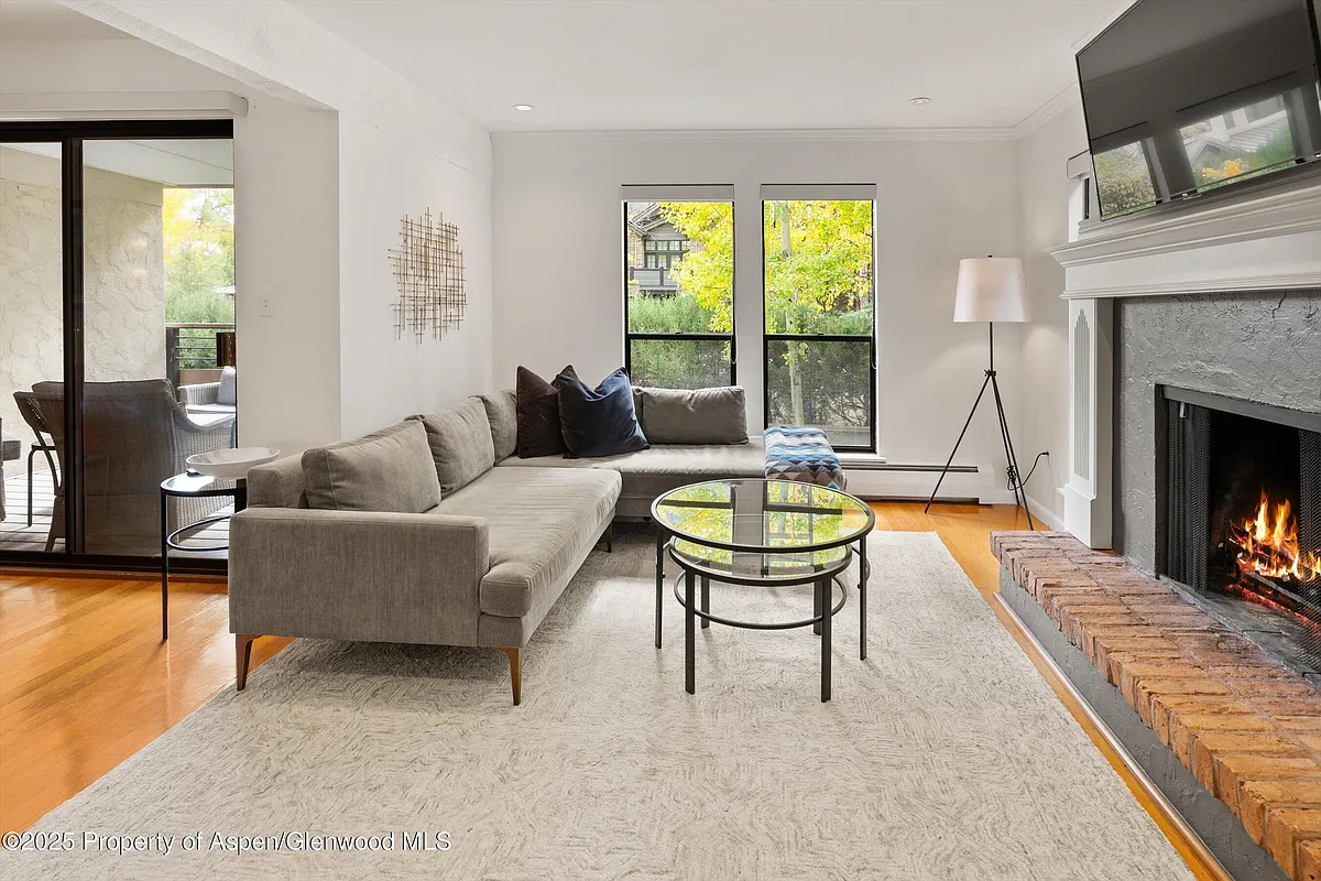 Building Photo - 980 E Hyman Ave #3