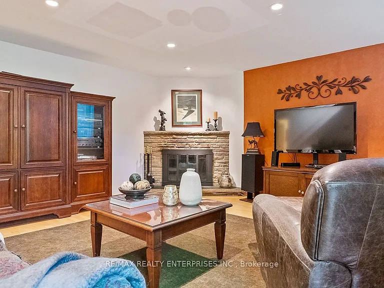 1373 Queen Victoria Ave — Photo 35