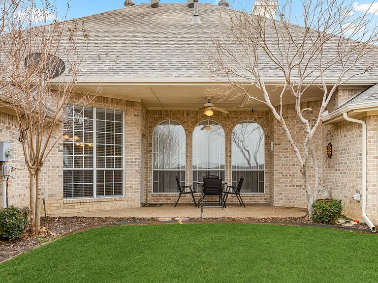 118 W Greenbriar Ln — Photo 42