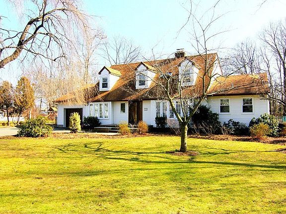 2nd image of 530 Oak St