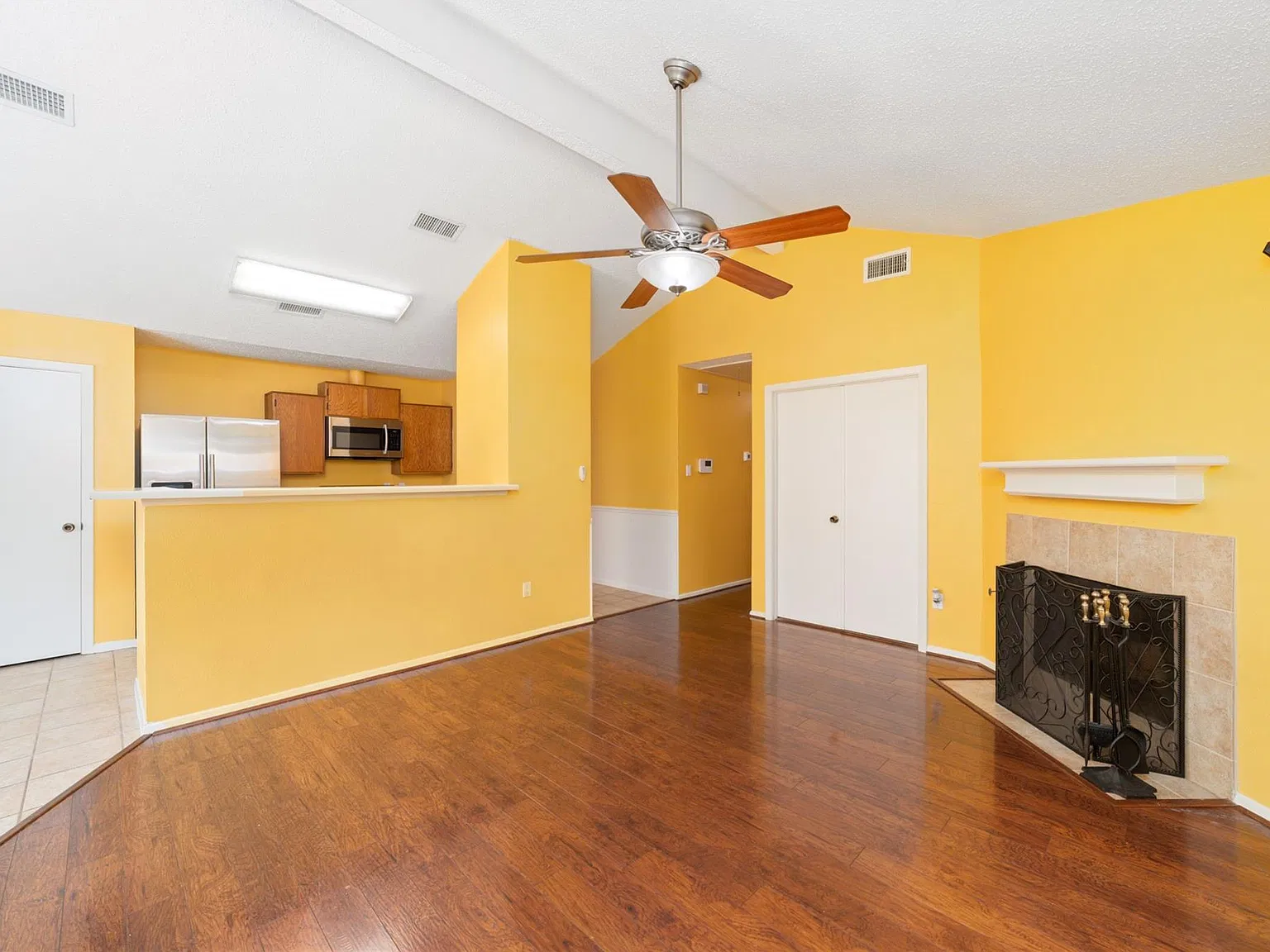 3 bed, 2.0 bath, 1078 sqft, $1,600 — Photo 4