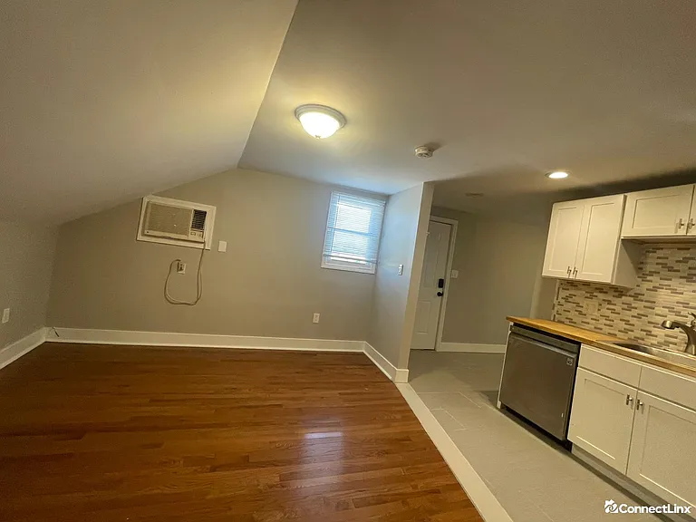 920 Whalley Ave — Photo 11