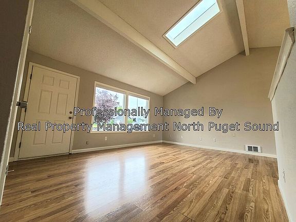 2nd image of 725 Hillcrest Dr