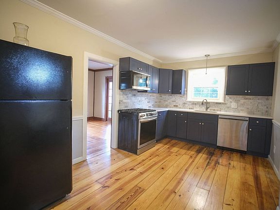 4th image of 103 Farnsworth St