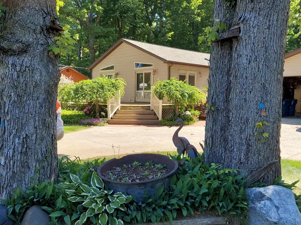 2964 N Lakeview Dr, Sanford, MI 48657