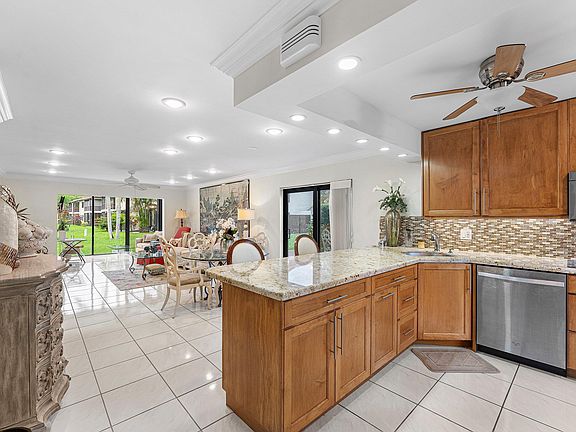 5th image of 8520 CASA DEL LAGO #E
