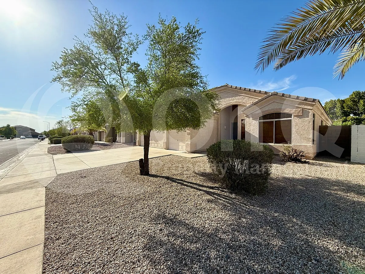 4 bed, 2.0 bath, 2100 sqft, $2,395 — Photo 3