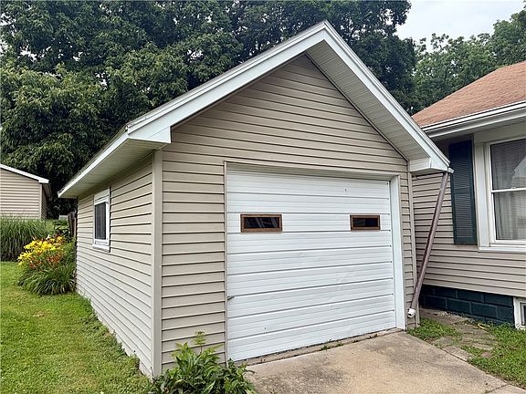 3rd image of 207 S Hickory St