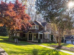 36 Harbor Rd, Saint James, NY 11780