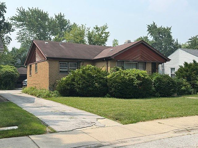 1st image of 753 E 156th Pl