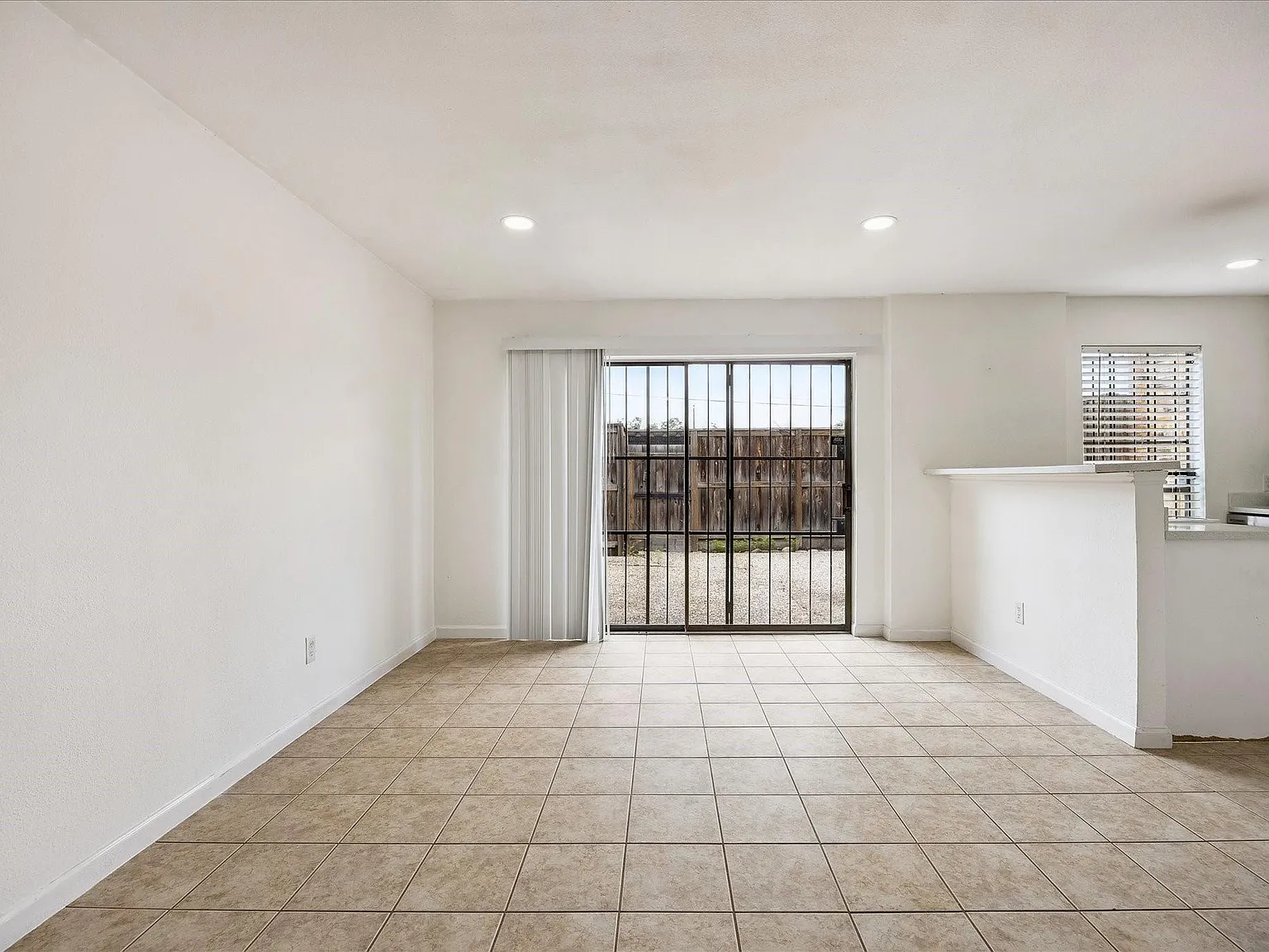 1 bed, 1.5 bath, 1176 sqft, $1,250 — Photo 4
