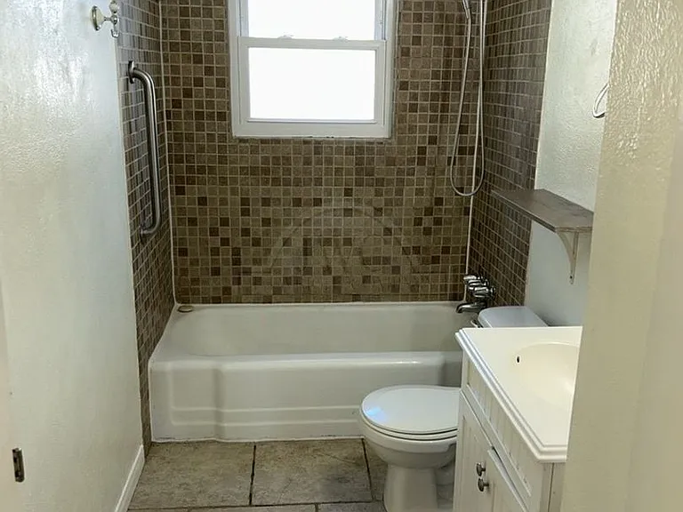 304 Oak St — Photo 18