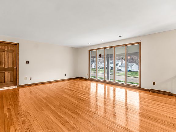 2nd image of 90 Rolling Ridge Rd