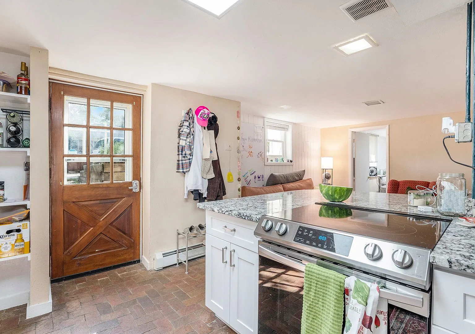 Beautifully updated home. Prime Hill Location! — Photo 4