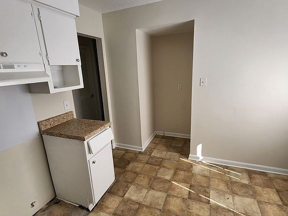 3rd image of 3 Oak Forest Ln