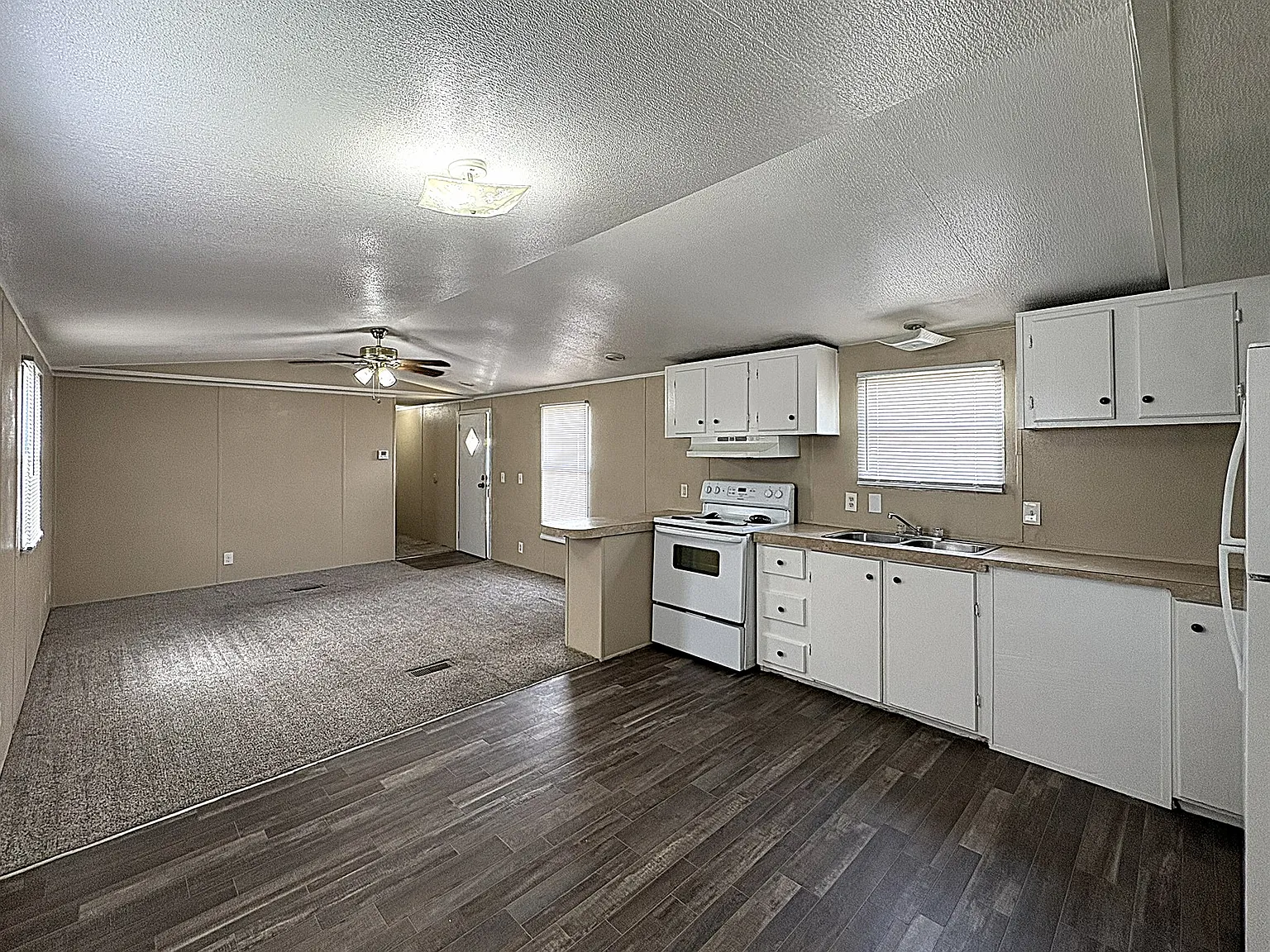 3 bed, 924 sqft, $799 — Photo 1