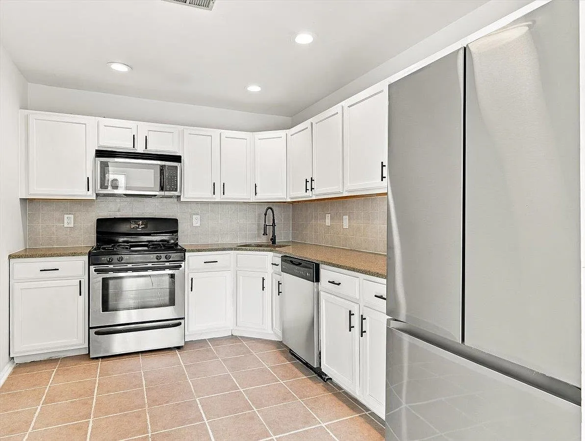 2 bed, 1.5 bath, $3,350 — Photo 2
