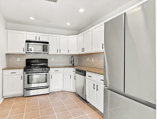 10 Cottonwood St, Jersey City, NJ 07305