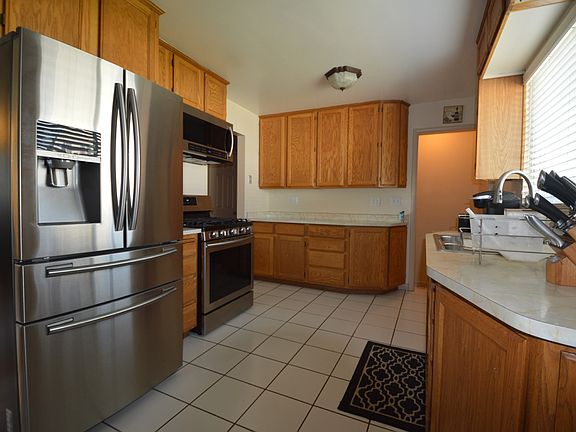 3rd image of 1098 E Diamond Way