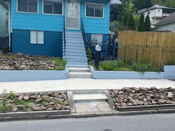 1504 1/2 Temple St, Hinton, WV 25951