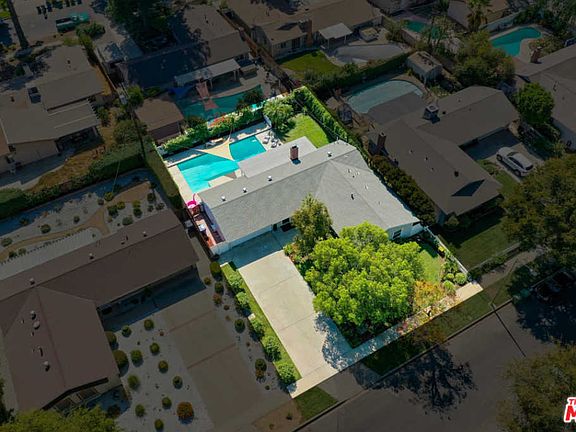 4th image of 22942 Arminta St