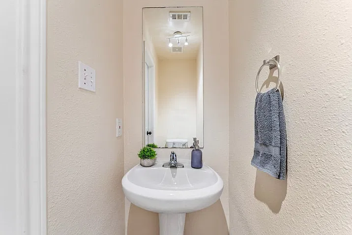 3 bed, 2.5 bath, 1693 sqft, $1,800 — Photo 2