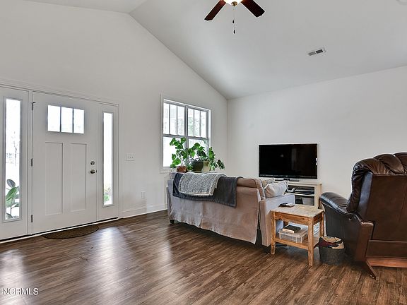 5th image of 1021 Lexington Ave NE