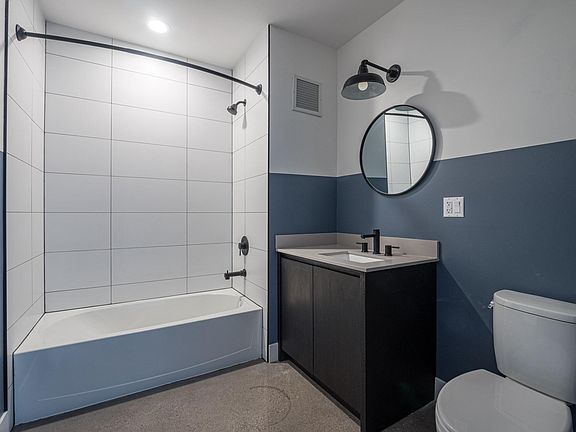 4th image of 2058 N Southport Ave #404
