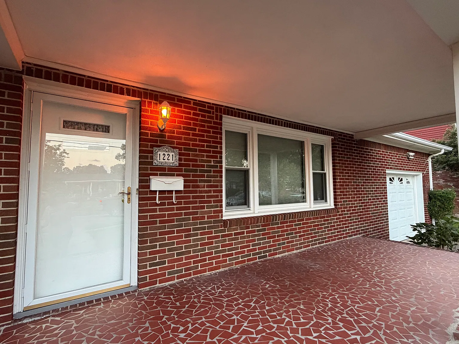 3 bed, 1300 sqft, $2,400 — Photo 4