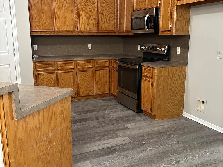211 Oaks Grande Rd — Photo 2