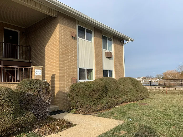 Edgewater Apartments — Photo 17