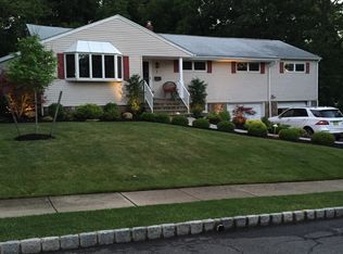 7 Ridge Ct, Cedar Grove, NJ 07009