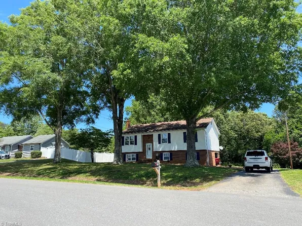 7533 Greenmeadow Dr, Tobaccoville, NC 27050