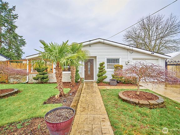 3rd image of 723 Woodford Avenue N