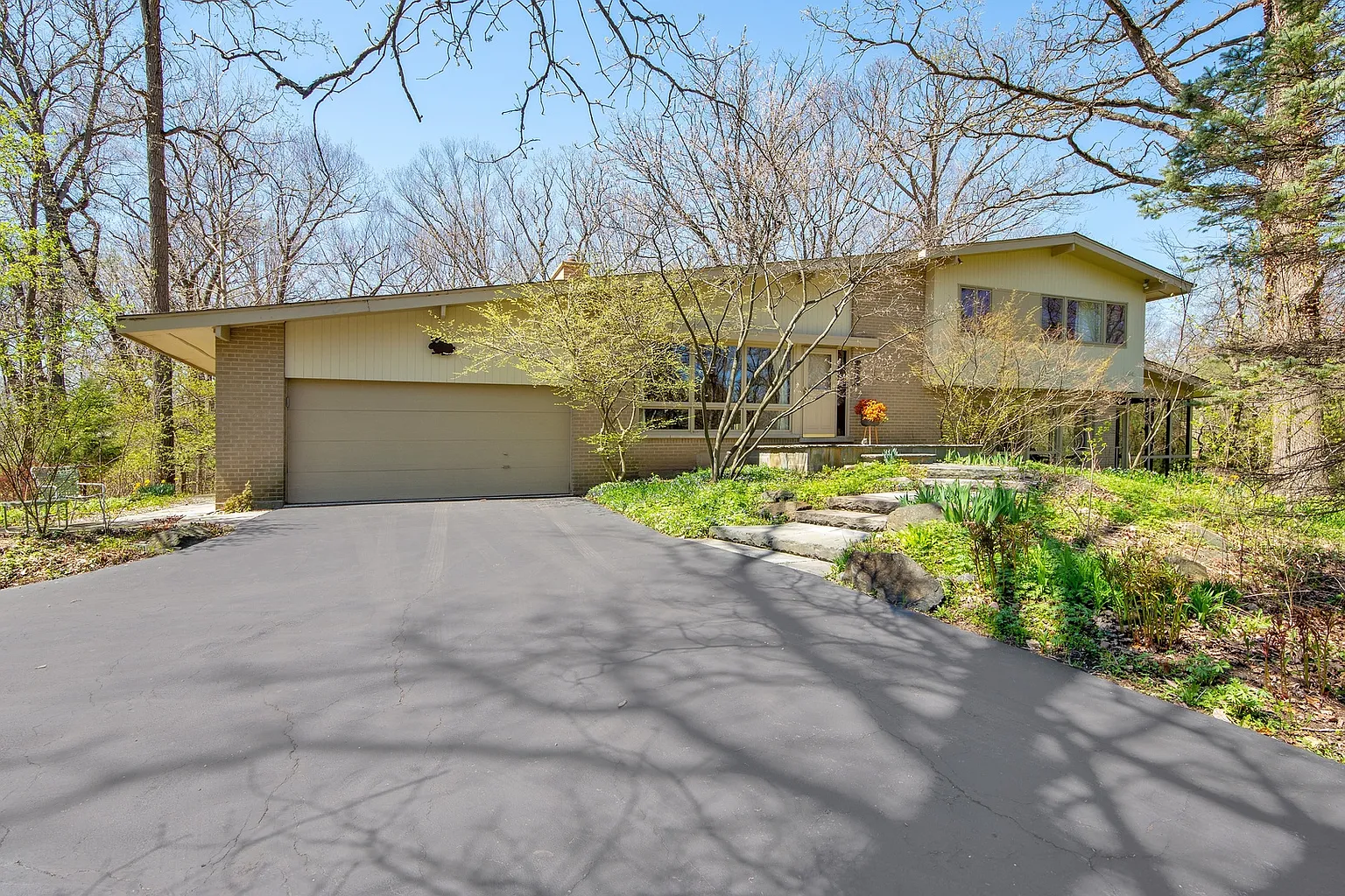 1390 Woodland Ln photo 1