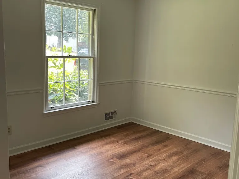 1180 Robinhood Rd — Photo 5