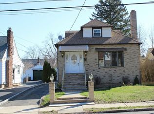 71 Florence Pl, Elmwood Park, NJ 07407
