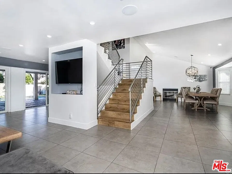 5 bed, 4.0 bath, 2639 sqft, $8,500 — Photo 3