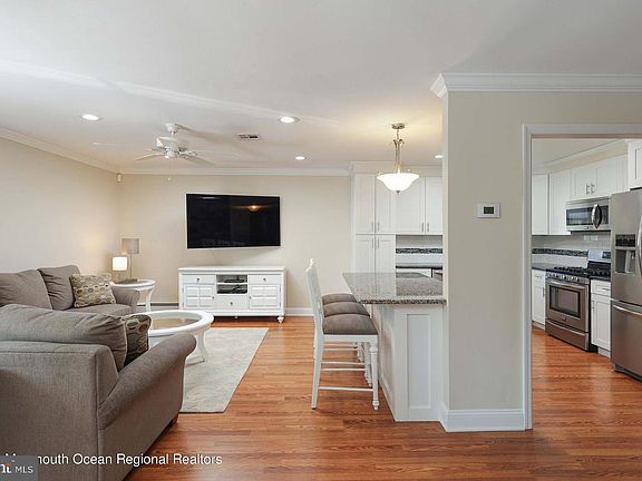 3rd image of 22 Plymouth Dr