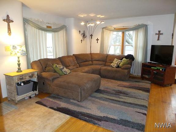 3rd image of 3521 Jones St