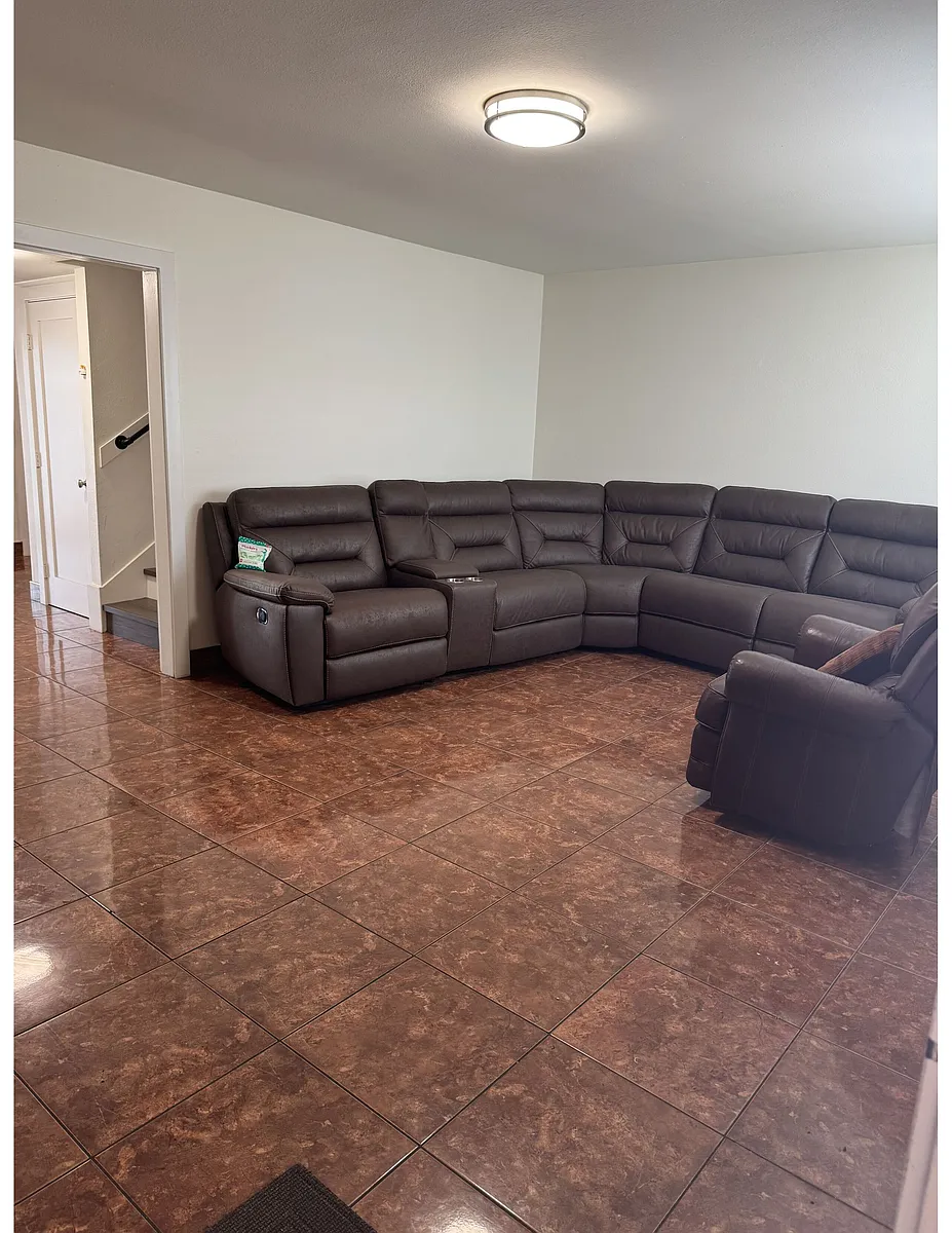 Building Photo - 1477 W 20th St #3