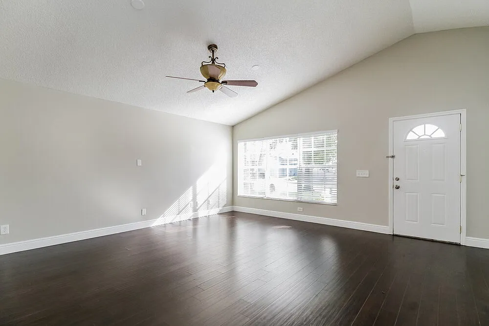 3 bed, 2.0 bath, 1182 sqft, $2,215 — Photo 3