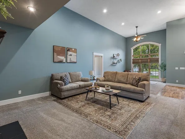 4615 Country Shadows Pl, Columbus, NE 68601