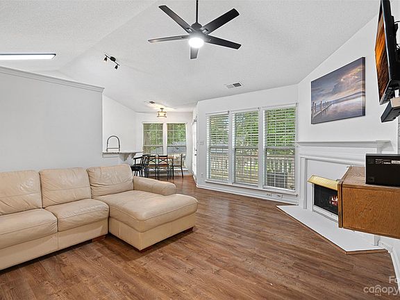 5th image of 109 S Willow Ct